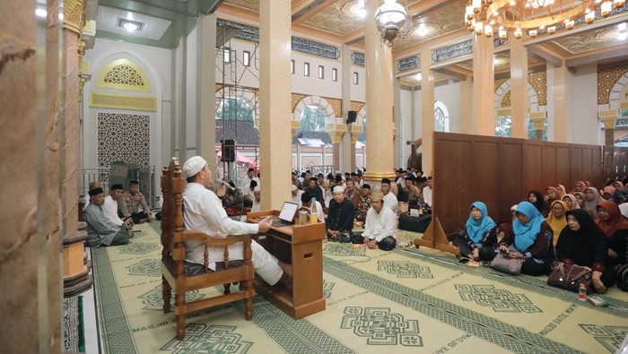 Kapolres Blitar menyampaikan tausiah Subuh di Masjid Baitul Mu’nim, Blitar