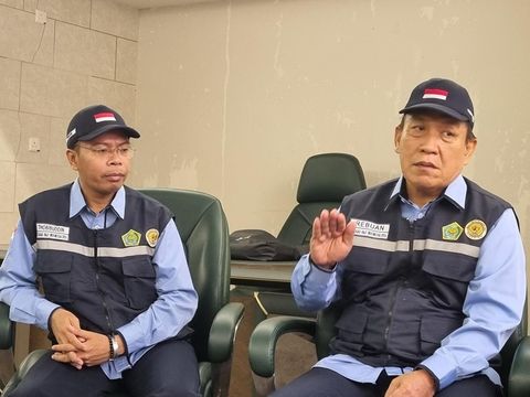 Pengungkapan Derker dari Mekah, ibu (kanan).