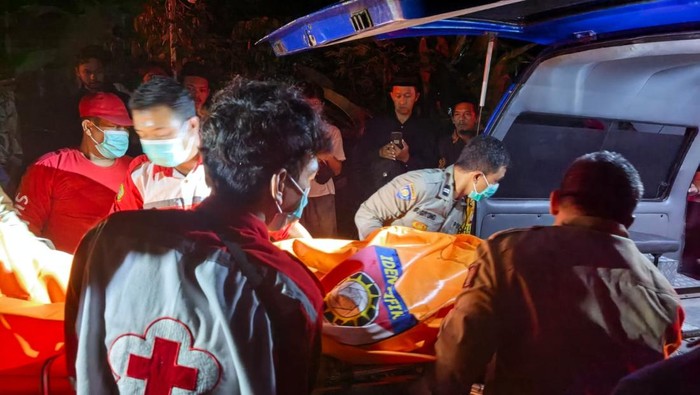 Petugas saat mengevakuasi satu korban meninggal dunia akibat kebakaran di salah satu rumah daerah Kembangsongo, Trimulyo, Jetis, Bantul. Foto diunggah Sabtu (24/5/2025).