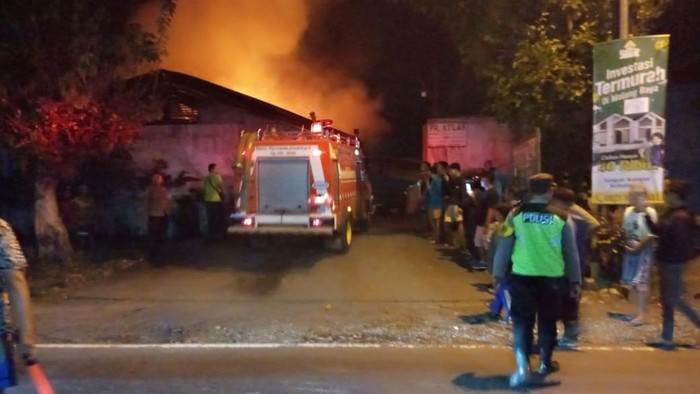 Kebakaran gudang rokok di Pakisaji.