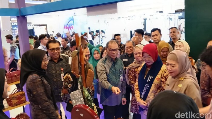 Kepala BI Sumsel tengah menjelaskan pengguna QRIS.