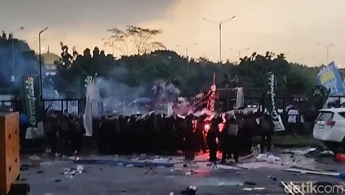 Kericuhan di luar Stadion GBLA