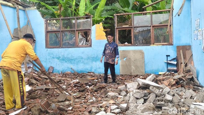 Kondisi bangunan sekolah yang ambruk karena cuaca ekstrem
