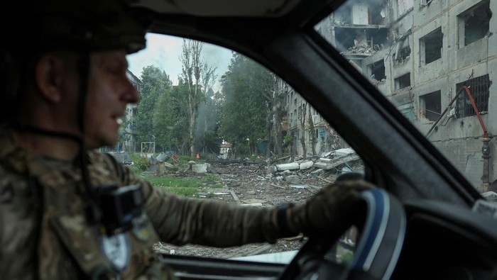 Members of the White Angel unit of Ukrainian police officers who evacuate people from the frontline towns and villages, check an area for residents, amid Russia's attack on Ukraine, in the frontline town of Pokrovsk in Donetsk region, Ukraine May 21, 2025. REUTERS/Anatolii Stepanov