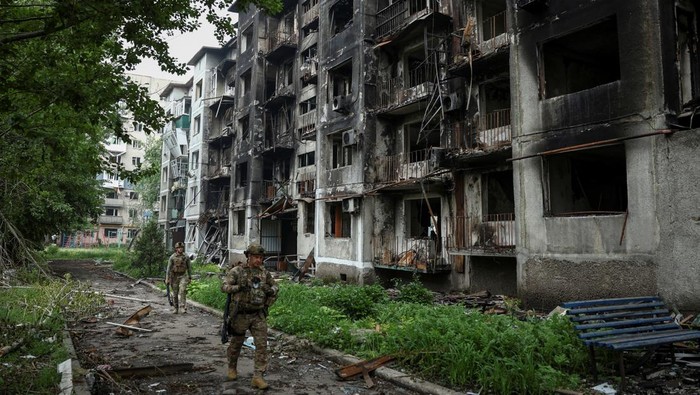 Members of the White Angel unit of Ukrainian police officers who evacuate people from the frontline towns and villages, check an area for residents, amid Russias attack on Ukraine, in the frontline town of Pokrovsk in Donetsk region, Ukraine May 21, 2025. REUTERS/Anatolii Stepanov