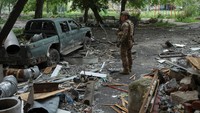 Seorang petugas dari unit White Angel bersiap menjalankan misi evakuasi di Pokrovsk, kota yang masih dihuni sekitar 1.900 warga di tengah konflik.