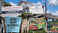 Di tembok bagian luar lahan, terpampang baliho penjualan hewan kurban. Selain itu, terlihat dua pelang yang berdiri yaitu milik Polda Metro Jaya (kanan) yang bertuliskan “Tanah ini sedang dalam proses penyelidikan oleh penyidik Subdit 2 Ditreskrimum Polda Metro Jaya”. Ada juga pelang yang dipasang pihak yang mengklaim lahan tersebut milih ahli waris bertuliskan Dalam Pengawasan Tim Kantor Hukum Indonesia Muda dan Tim Advokasi DPP GRIB Jaya (Foto: Taufiq/detikcom)