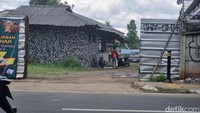 Awalnya, BMKG melaporkan kelompok ormas GRIB Jaya ke Polda Metro Jaya terkait pendudukan aset tanah milik negara seluas 12 hektare di Tangerang Selatan, Banten. Lokasi lahan itu terletak bersebelahan dengan Kantor BMKG. Tepat setelah gerbang masuk, ada sebuah bangunan posko berwana loreng cokelat hitam putih. (Taufiq/detikcom)