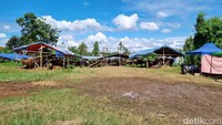 Terlihat lapak penjualan hewan kurban di lokasi. Lapak hewan kurban itu ditutupi terpal biru dan dijaga sejumlah orang yang menjual hewan kurban. (Taufiq/detikcom)