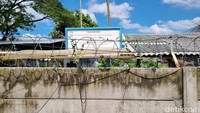 Pelang BMKG juga terpasang di lokasi. Plang itu menuliskan lahan tersebut merupakan tanah milik negara, sah secara hukum berdasarkan Sertifikat Hak Pakai (SHP) Nomor 00005 Tahun 2003. BMKG juga menuliskam putusan Peninjauan Kembali Mahkamah Agung Nomor 396 PK/Pdt/2000 tertanggal 8 Januari 2007 sebagai dasar kepemilikan lahan. (Taufiq/detikcom)