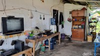 Di samping pintu masuk utama posko, terdapat ruangan terbuka. Di ruang itu terlihat ada perkakas untuk masak dan makan serta TV tabung yang dilengkapi STB dan sound system. (Taufiq/detikcom)