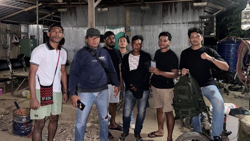 Kontraktor penyewa alat berat milik BPJB Wilayah Lombok pada Dinas PUPR NTB inisial E (ketiga dari sebelah kanan) diamankan di Labuhan Bajo, NTT. (IST)