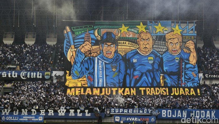 Koreo suporter saat Persib lawan Persis di Stadion GBLA.