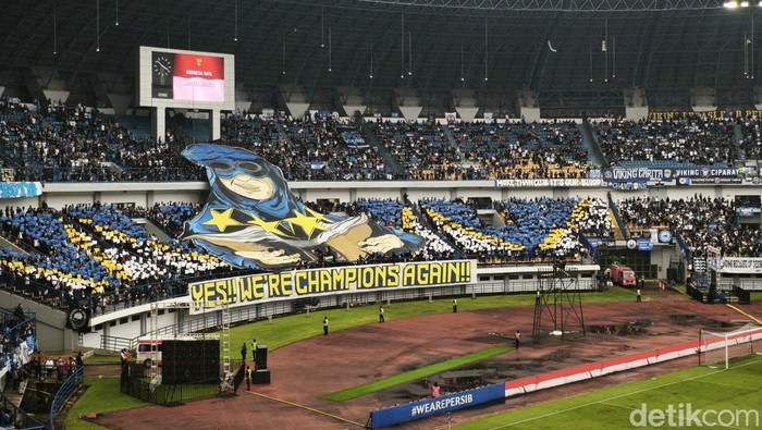 Koreo suporter saat Persib lawan Persis di Stadion GBLA.