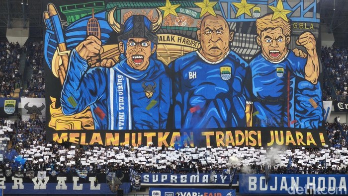 Koreo suporter saat Persib lawan Persis di Stadion GBLA.