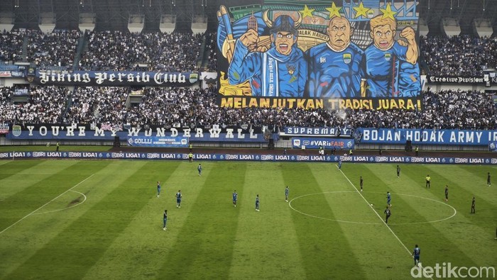 Koreo suporter saat Persib lawan Persis di Stadion GBLA.