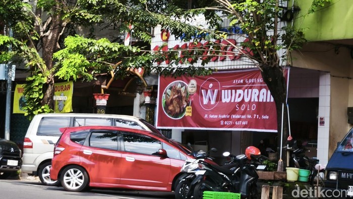 Rumah Makan Ayam Goreng Widuran di jalan Sultan Syahrir, Kelurahan Kepatihan Kulon, Kecamatan Jebres, Kota Solo, Sabtu (24/5/2025).