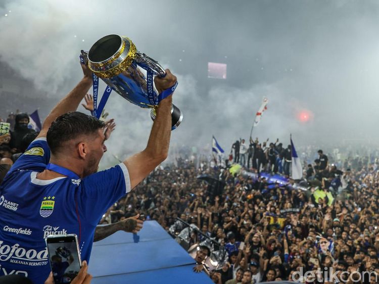 Lautan Bobotoh Rayakan Persib Juara di Stadion GBLA