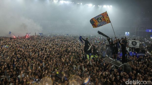 Pemain Persib Bandung mengangkat piala juara BRI Liga 1 2024/2025 di Stadion GBLA, Bandung, Sabtu (24/5/2025).
