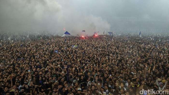 Pemain Persib Bandung mengangkat piala juara BRI Liga 1 2024/2025 di Stadion GBLA, Bandung, Sabtu (24/5/2025).