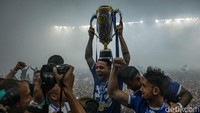 Diberitakan sebelumnya, Menteri Perumahan dan Permukiman Maruarar Sirait atau Ara sempat berjanji akan menggelontorkan uang mencapai Rp 100 miliar untuk berinvestasi di Persib Bandung. Hal tersebut disampaikan Ara, sapaannya, saat menyambut pernyataan Direktur Utama PT Persib Bandung Bermartabat, Glenn Sugita, yang menyebut Persib akan segera IPO. Rifkianto Nugroho/detikcom
