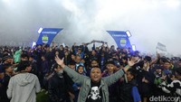 Untuk diketahui, klub dengan julukan Maung Bandung itu resmi menjadi juara Liga 1 2024/2025. Kepastian ini didapatkan pada 5 Mei 2025 dan dipertegas dengan diangkatnya trofi juara di Stadion Gelora Bandung Lautan Api (GBLA), Sabtu (24/5/2025). Rifkianto Nugroho/detikcom