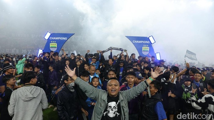 Lautan Bobotoh Rayakan Persib Juara di Stadion GBLA Pemain Persib Bandung mengangkat piala juara BRI Liga 1 2024/2025 di Stadion GBLA, Bandung, Sabtu (24/5/2025).