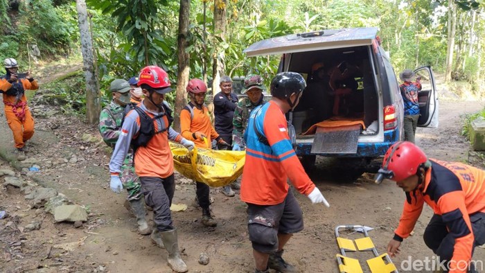 Tiga korban longsor di Trenggalek kembali ditemukan