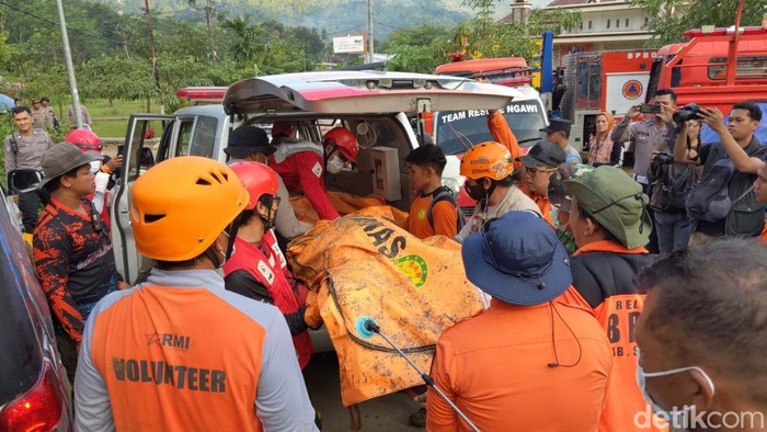 Petugas mengevakuasi jenazah korban longsor di Trenggalek yang terkahir
