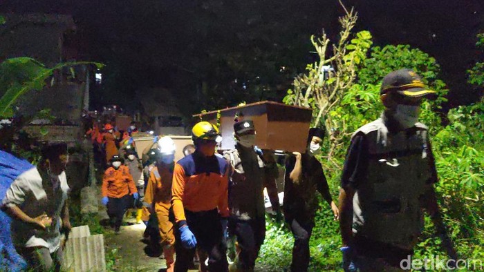 Proses pemakaman korban longsor di Trenggalek setelah seluruhnya berhasil diidentifikasi