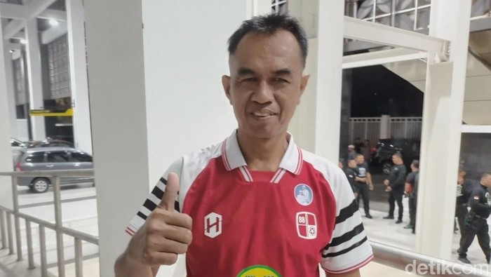 Mantan pemain PSIS dan Barito Putera, Bambang Harsoyo saat ditemui di Stadion Jatidiri Semarang, Sabtu (24/5/2025).