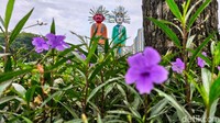 Ondel-ondel raksasa dari sudut bawah tampil megah dan penuh karakter, menggambarkan kekayaan budaya Betawi yang tetap hidup di tengah modernitas.