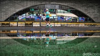 Refleksi Halte Bundaran HI yang baru tampak menawan di genangan air, menyatu dengan aktivitas kota dan menghadirkan sudut pandang Jakarta yang artistik.