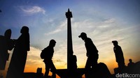 Siluet Monas berdiri anggun di bawah langit senja, menjadi simbol kejayaan sekaligus saksi bisu perjalanan ibu kota.