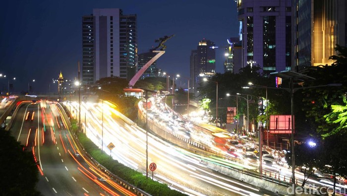 Menikmati Ikon Jakarta dengan Cara yang Beda Refleksi air, siluet senja, dan teknik eksposur panjang hadirkan wajah baru ikon Jakarta. Menikmati ibu kota lewat sudut pandang yang tak biasa.