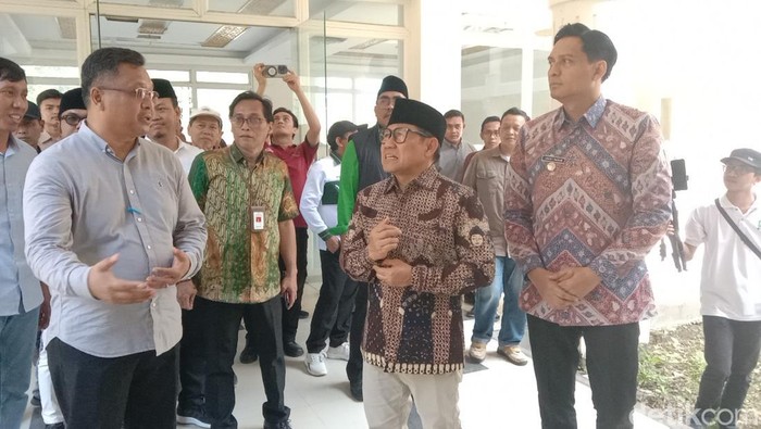 Menko Pemberdayaan Masyarakat RI Muhaimin Iskandar meninjau persiapan sekolah rakyat di Indramayu