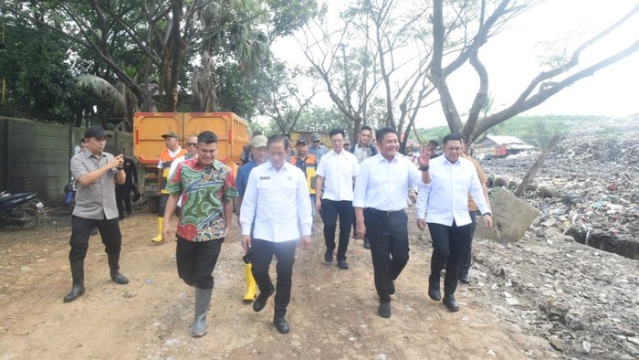 Menteri LH Hanif didampingi Gubernur Herman Deru dan Walkot Palembang Ratu Dewa meninjau TPA Sukawinatan.