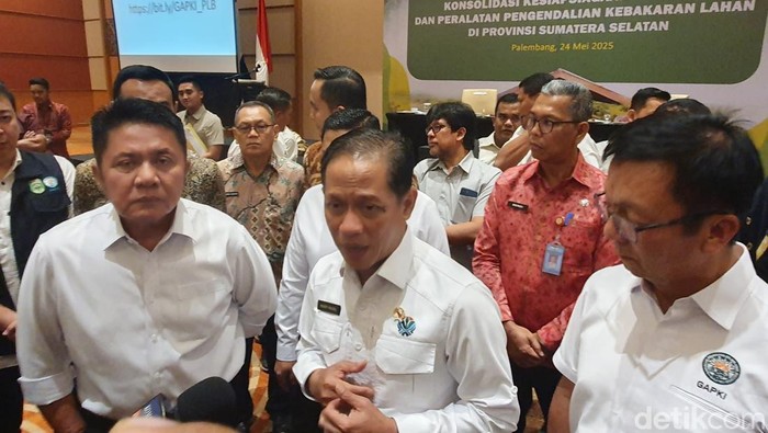 Menteri Lingkungan Hidup Hanif Faisol Nurofiq