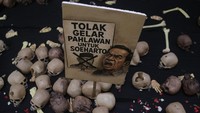 Salah satu perwakilan aktivis 98, Mustar Bonaventura, menjelaskan wacana pemberian gelar pahlawan kepada mantan presiden Soeharto menjadi sorotan. Mustar menyebut aktivis 98 sepakat menolak wacana tersebut.