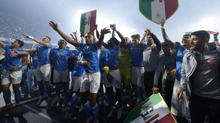 Soccer Football - Serie A - Napoli v Cagliari - Stadio Diego Armando Maradona, Naples, Italy - May 23, 2025 Napolis Juan Jesus and teammates celebrate after winning Serie A REUTERS/Remo Casilli