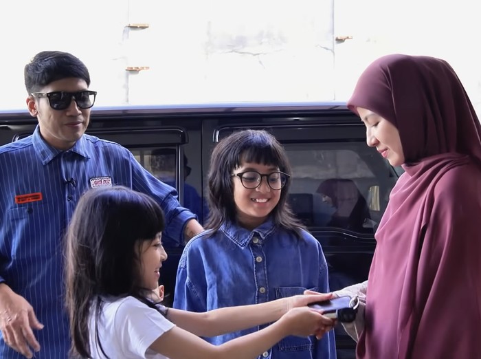 Momen Desta berikan mobil baru untuk Natasha Rizki.