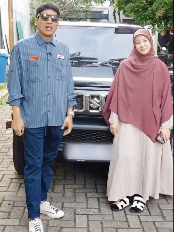 Natasha Rizki Momen Desta berikan mobil baru untuk Natasha Rizki.