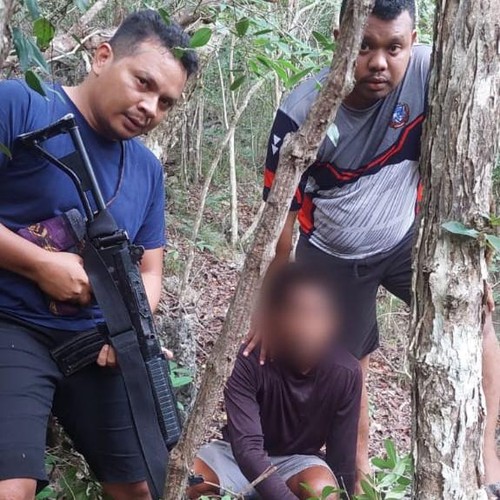 Nelayan berinisial AA yang melarikan diri ditangkap di kebun mangrove karena menggunakan bom rakitan di perairan Manggarai Barat (Dok. Humas Polres Manggarai Barat)