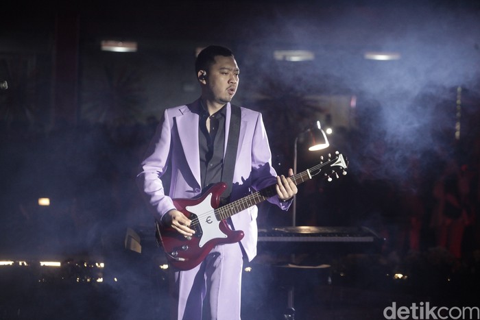 Pamungkas tampil menghibur dalam acara Pencanangan HUT Ke-498 Kota Jakarta di Blok M, Jakarta, Sabtu (24/5/2025).