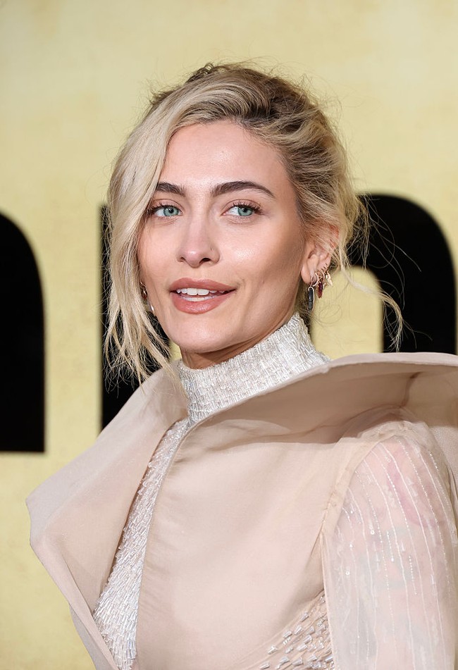 Sapuan lipstik nide brown bertekstur satin dan rambut pirang yang disanggul menambah kesan klasik ala Hollywood. Foto: Getty Images/Daniele Venturelli