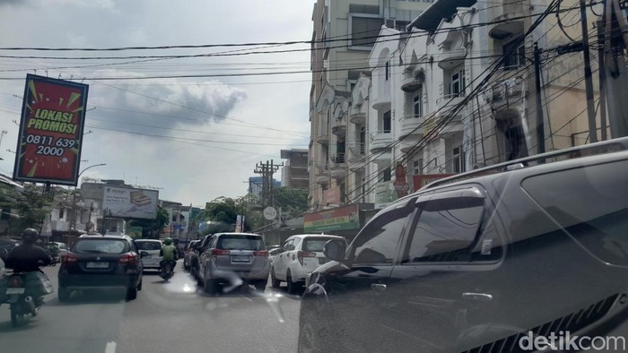Parkir berlapis di Jalan S Parman tepatnya di depan Sekolah Santo Thomas Medan (Nizar Aldi/detikSumut)