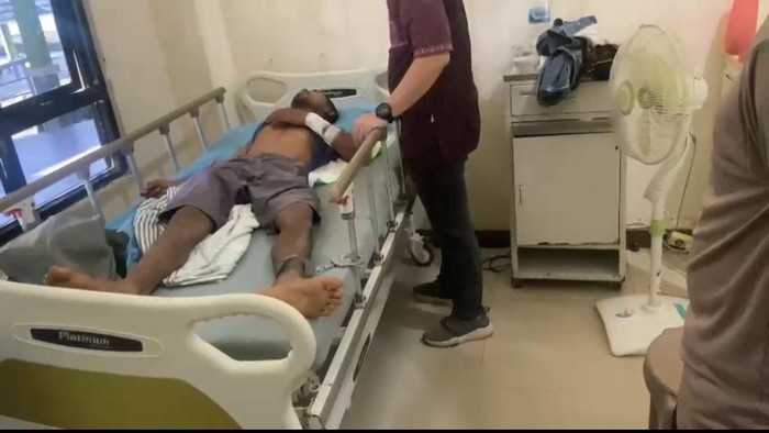 Pelaku begal usai dihajar massa dan dirawat di rumah sakit.