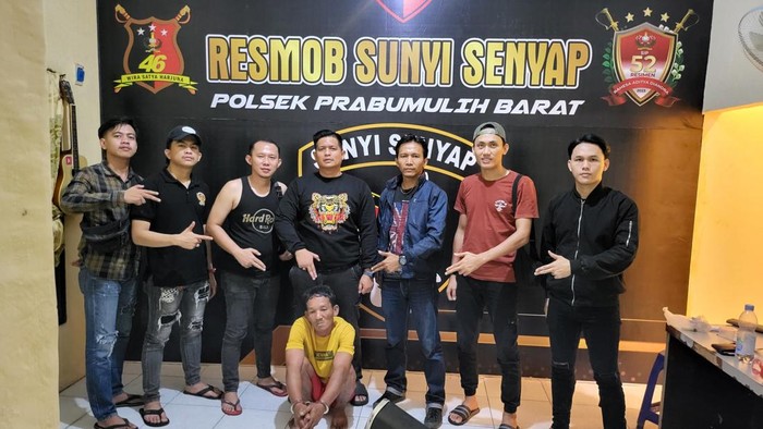Pelaku pencurian rolling door di Prabumulih saat ditangkap.