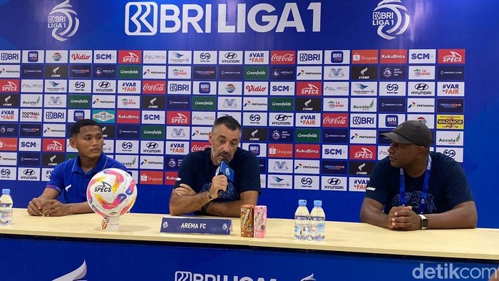 Pelatih Arema Ze Gomes dan Ikhsan Lestahulu