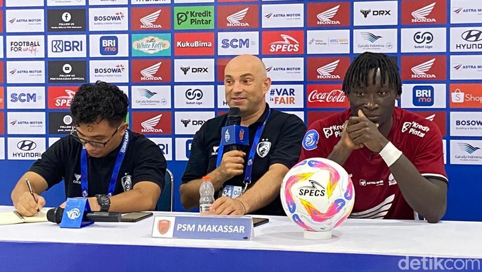 Pelatih PSM Makassar Bernardo Tavares dan pemainnya Balotelli dalam post match konferensi pers terakhir Liga 1 musim 2024/2025.